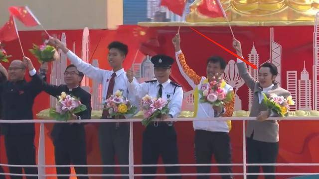 王祖蓝携全家祝福祖国，俩女儿穿汉服手摇国旗，从小教育孩子爱国休闲区蓝鸢梦想 - Www.slyday.coM