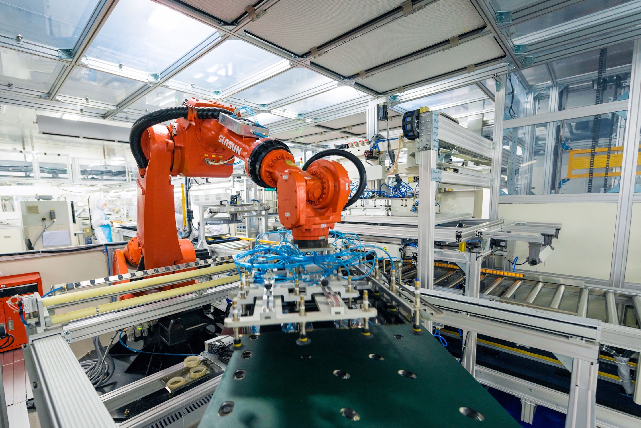 位于山东青岛的海信信息产业园一条生产线上的机器人在工作(资料照片)