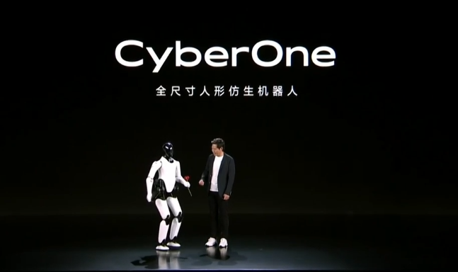 机器人CyberOne和雷军 图片来源：小米