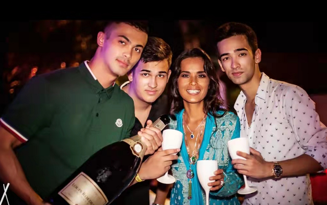 韦唯在国外庆生，与三儿子同框画面温馨，脸上没皱纹保养得当休闲区蓝鸢梦想 - Www.slyday.coM