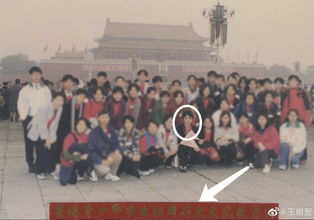 王祖蓝携全家祝福祖国，俩女儿穿汉服手摇国旗，从小教育孩子爱国休闲区蓝鸢梦想 - Www.slyday.coM