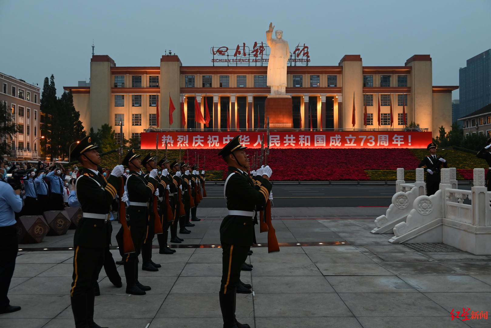 成都天府广场升国旗迎国庆祝福祖国母亲73周年华诞