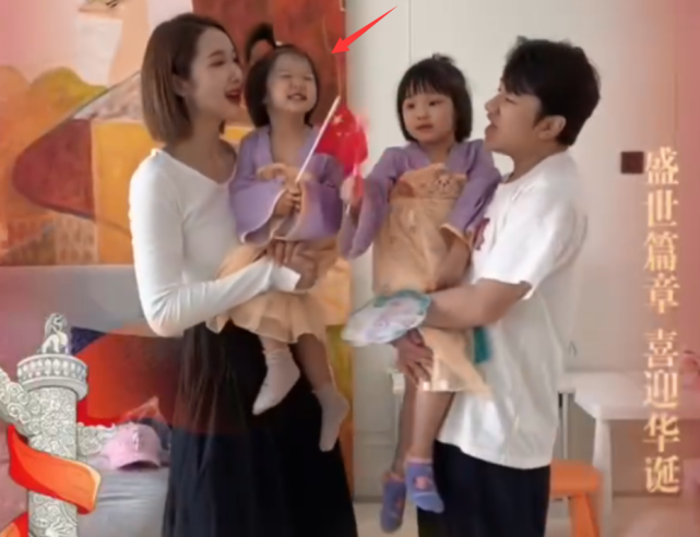王祖蓝携全家祝福祖国，俩女儿穿汉服手摇国旗，从小教育孩子爱国休闲区蓝鸢梦想 - Www.slyday.coM
