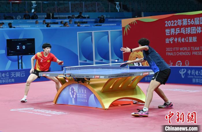国乒男团队员王楚钦(左)在比赛中。　安源 摄
