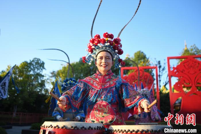 京剧表演者击打战鼓. 杨华峰 摄