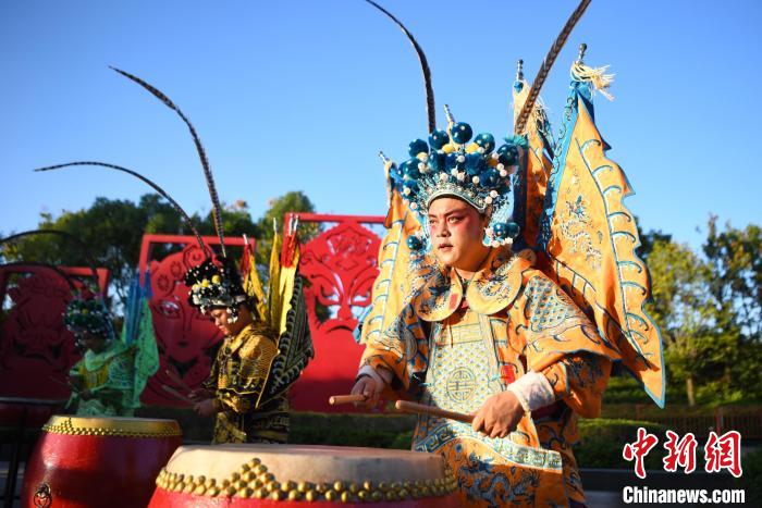 京剧表演者击打战鼓. 杨华峰 摄