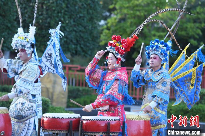 京剧表演者向前来的游客展示战鼓打击乐. 杨华峰 摄