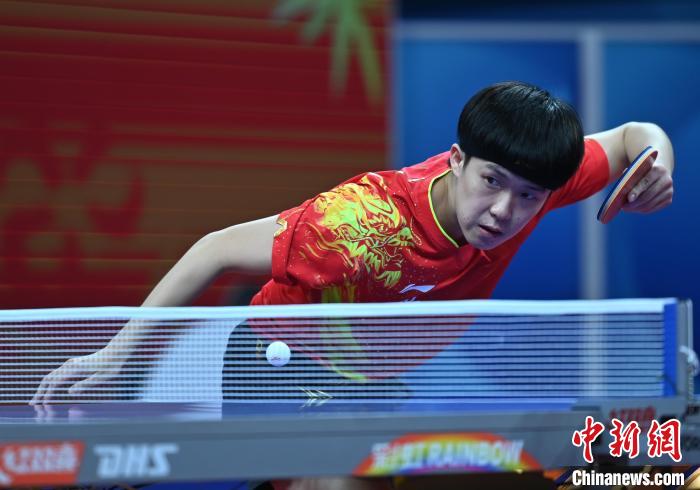 国乒男团队员王楚钦在比赛中。　安源 摄