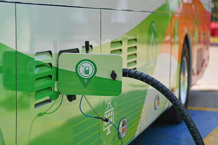 服务于博鳌亚洲论坛2021年年会的氢燃料电池客车在中国石化琼海银丰撬装加氢站加注氢气。新华社记者 蒲晓旭 摄
