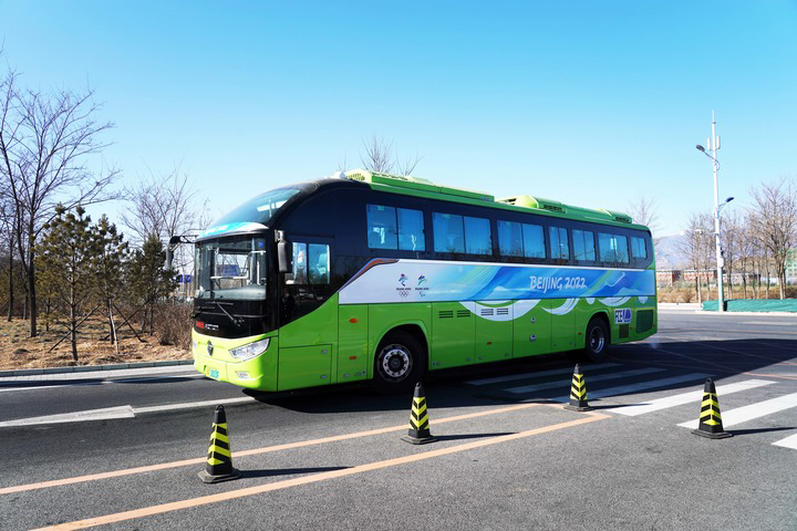 1月17日，氢燃料新能源车准备驶入北京2022年冬奥会和冬残奥会延庆停保中心场站。新华社记者 任超 摄