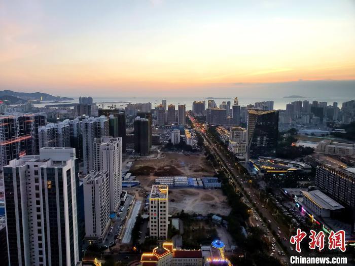 資料圖:城市一景。 王曉斌 攝