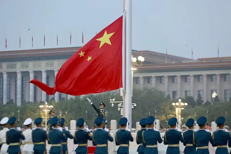 五星红旗在晨光中冉冉升起.