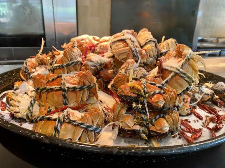 杭城餐厅一天准备了3000多只大闸蟹！长假第一天，杭州人的吃蟹热情有点高休闲区蓝鸢梦想 - Www.slyday.coM