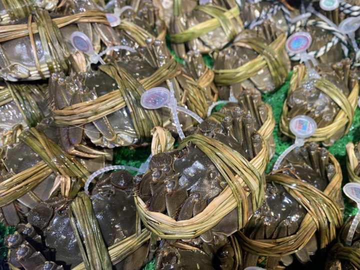 杭城餐厅一天准备了3000多只大闸蟹！长假第一天，杭州人的吃蟹热情有点高休闲区蓝鸢梦想 - Www.slyday.coM