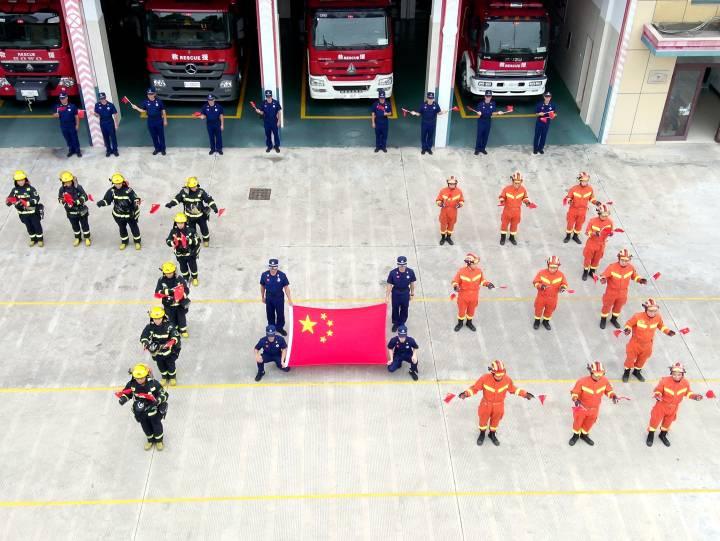 义乌“火焰蓝”与国旗合影，为祖国庆生休闲区蓝鸢梦想 - Www.slyday.coM