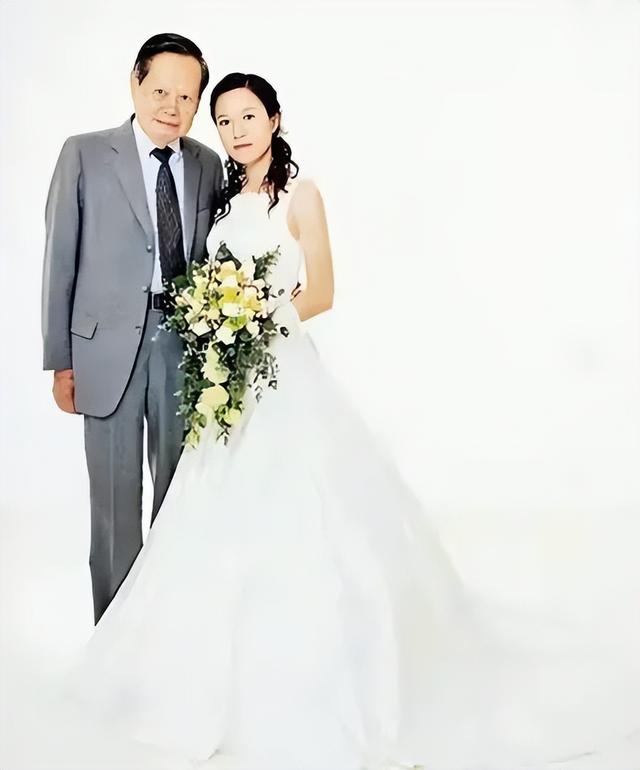 百岁的杨振宁,婚后3次重病都被翁帆奇迹般唤醒,婚姻悄然已18年|翁帆|杨振宁|婚姻_新浪新闻