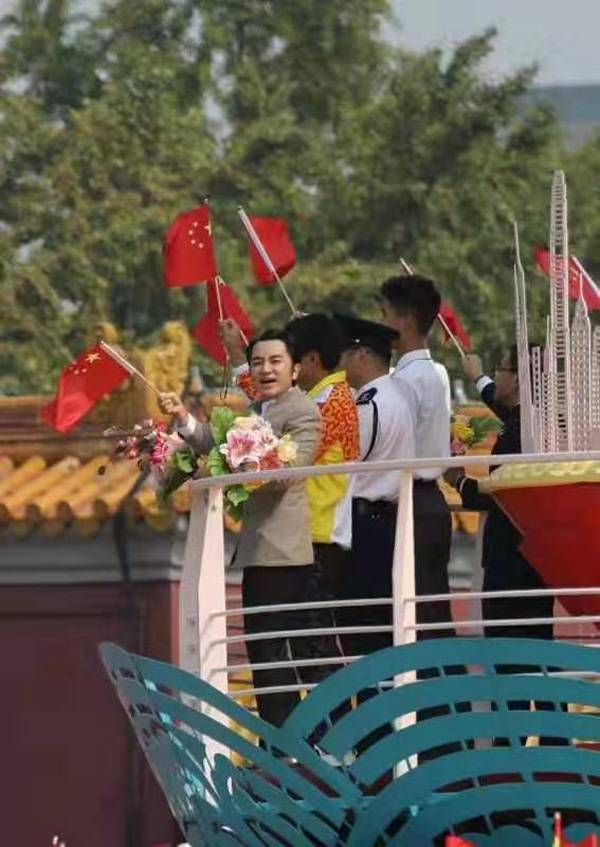 王祖蓝携全家祝福祖国，俩女儿穿汉服手摇国旗，从小教育孩子爱国休闲区蓝鸢梦想 - Www.slyday.coM