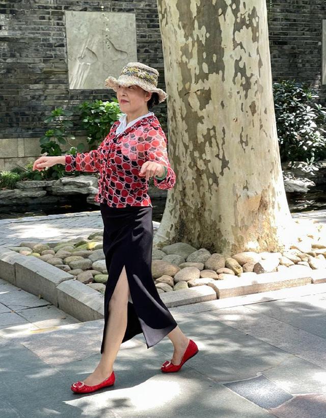 有品位的女人，穿裙子不会配丝袜、运动鞋！你看上海奶奶就知道了休闲区蓝鸢梦想 - Www.slyday.coM