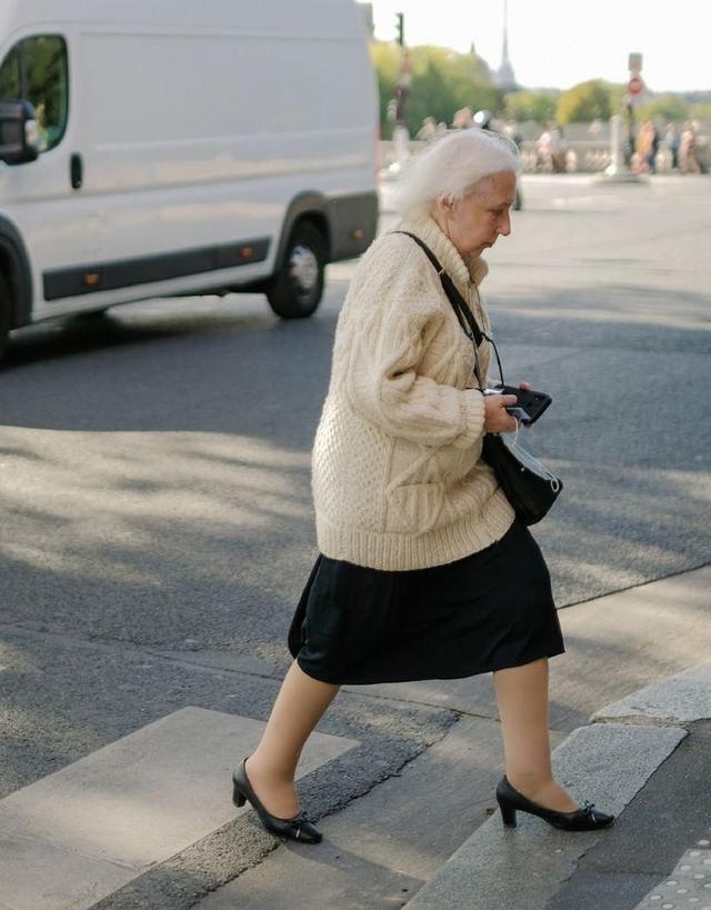 有品位的女人，穿裙子不会配丝袜、运动鞋！你看上海奶奶就知道了休闲区蓝鸢梦想 - Www.slyday.coM