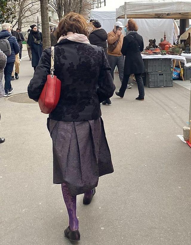 有品位的女人，穿裙子不会配丝袜、运动鞋！你看上海奶奶就知道了休闲区蓝鸢梦想 - Www.slyday.coM