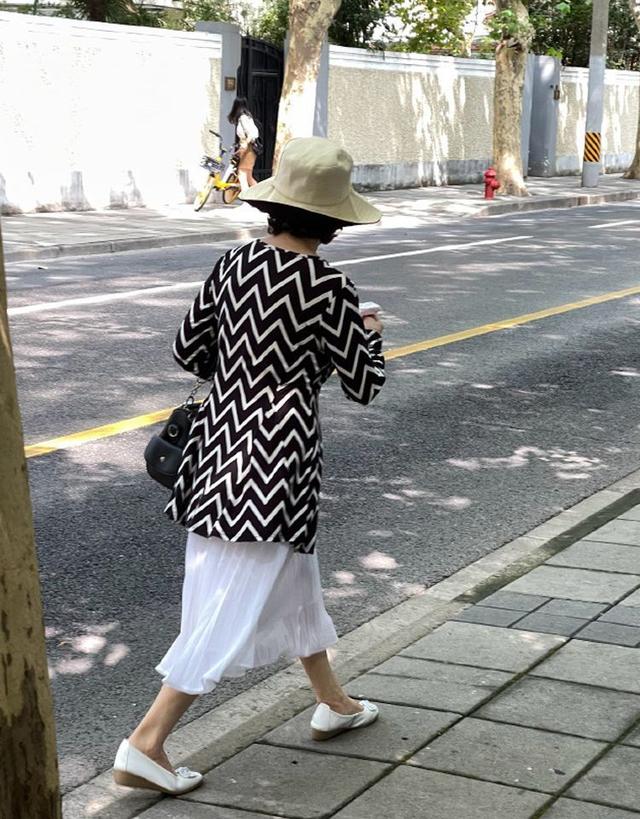 有品位的女人，穿裙子不会配丝袜、运动鞋！你看上海奶奶就知道了休闲区蓝鸢梦想 - Www.slyday.coM