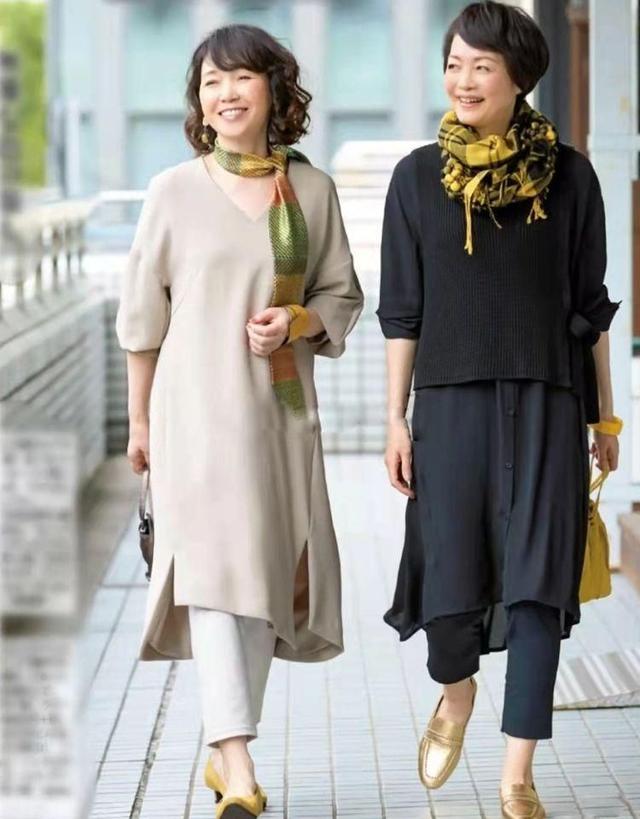 有品位的女人，穿裙子不会配丝袜、运动鞋！你看上海奶奶就知道了休闲区蓝鸢梦想 - Www.slyday.coM