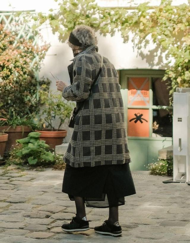 有品位的女人，穿裙子不会配丝袜、运动鞋！你看上海奶奶就知道了休闲区蓝鸢梦想 - Www.slyday.coM