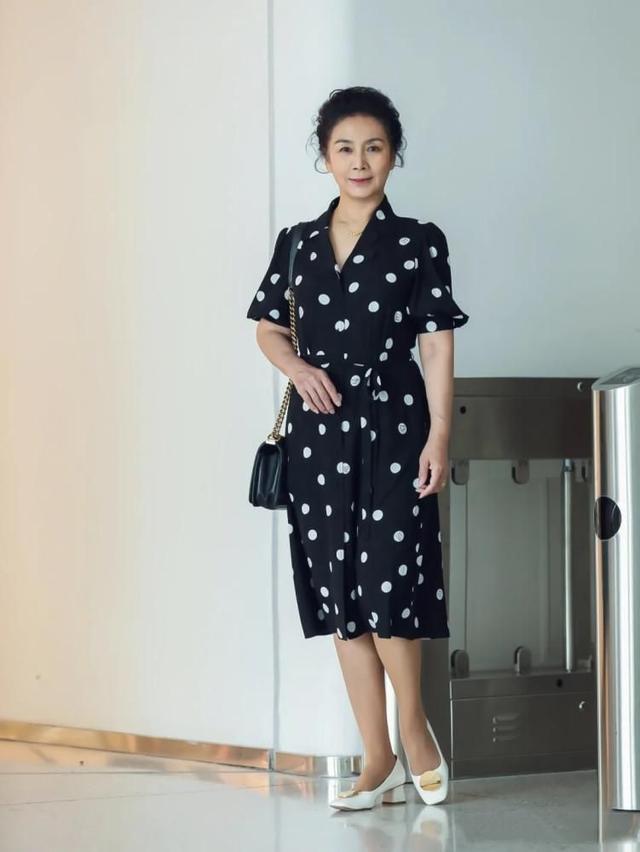 有品位的女人，穿裙子不会配丝袜、运动鞋！你看上海奶奶就知道了休闲区蓝鸢梦想 - Www.slyday.coM