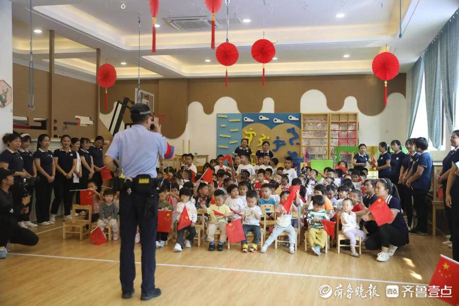 活动现场小朋友们热情高涨！聊城交警携手消防救援站走进幼儿园休闲区蓝鸢梦想 - Www.slyday.coM