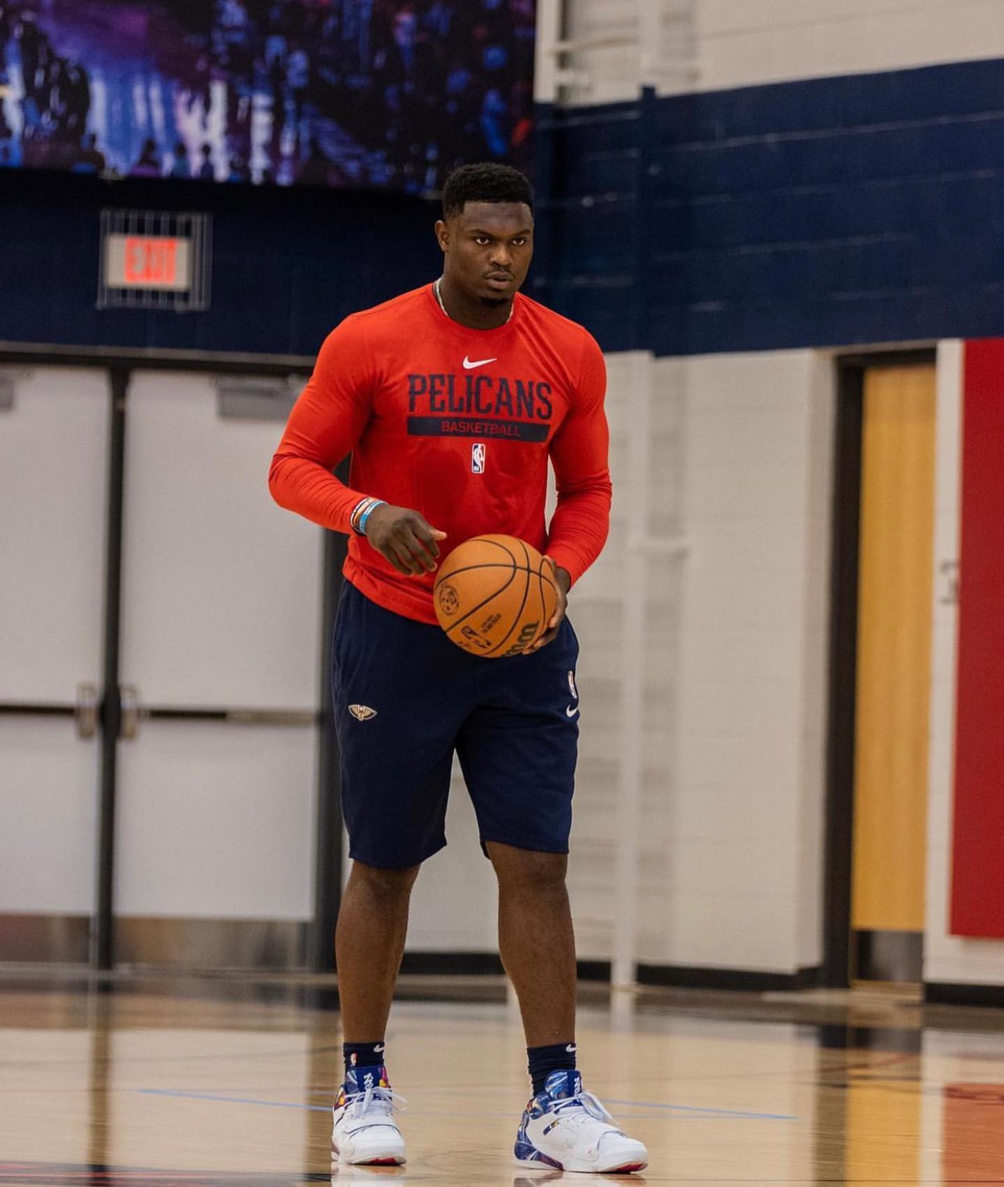 锡安晒训练照 肌肉力量感溢出|力量感|训练|压迫感_新浪新闻