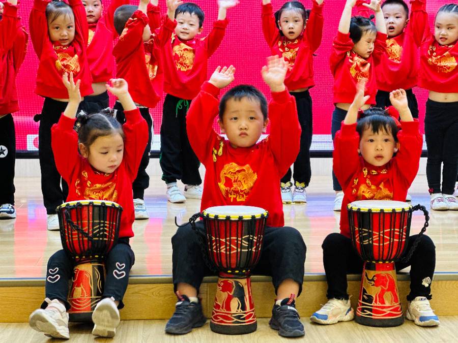 感受国庆节日氛围，市中区文景第一幼儿园萌娃送祝福休闲区蓝鸢梦想 - Www.slyday.coM