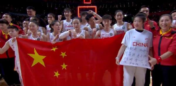 不忘每一个人！中国女篮带着她们的名字一起合影休闲区蓝鸢梦想 - Www.slyday.coM