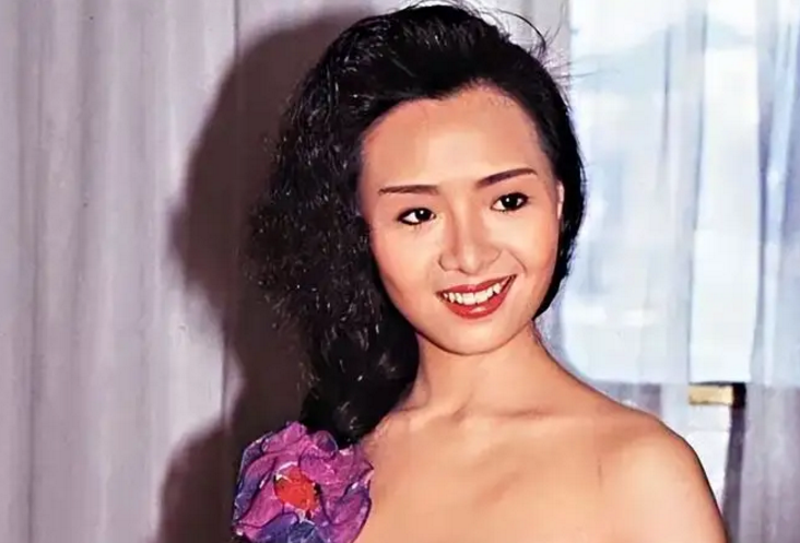 红极一时的港星叶子楣，巅峰期宣布退圈，一生未嫁晚年与狗狗相伴|叶子媚|吕锡照|巅峰期_新浪新闻
