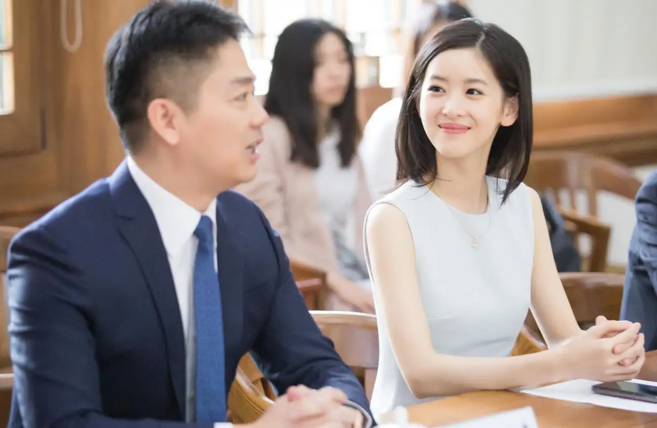 卸任套现赴美！刘强东正式“发声”，感谢她的宽容和支持！__财经头条