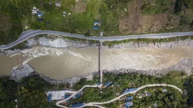 2022年4月10日，无人机拍摄的连接怒江两岸的乔马桥。新华社记者 王安浩维 摄
