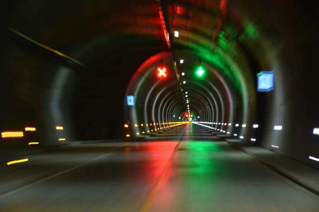 华春莹连发12组对比照，与云南有关的这组信息量很大！休闲区蓝鸢梦想 - Www.slyday.coM