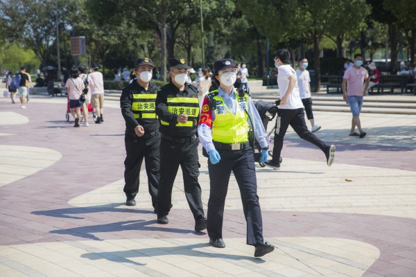 上海迪士尼迎来大客流，国庆期间或将创今年纪录，警方多措并举疏导休闲区蓝鸢梦想 - Www.slyday.coM