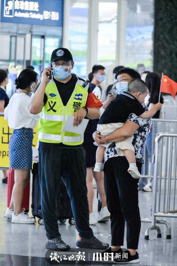 杭州东站迎来客流高峰，热心肠的东哥东姐又站到了第一线休闲区蓝鸢梦想 - Www.slyday.coM