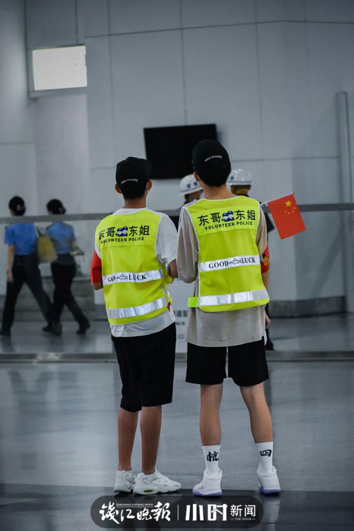杭州东站迎来客流高峰，热心肠的东哥东姐又站到了第一线休闲区蓝鸢梦想 - Www.slyday.coM