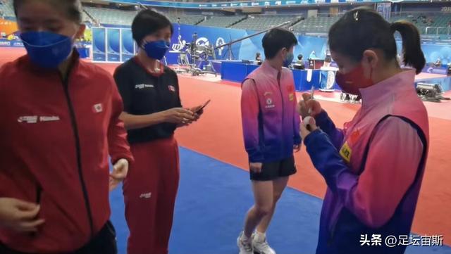 加拿大队员追星国乒求合影，孙颖莎摘口罩又忙戴上，陈梦耐心签名休闲区蓝鸢梦想 - Www.slyday.coM