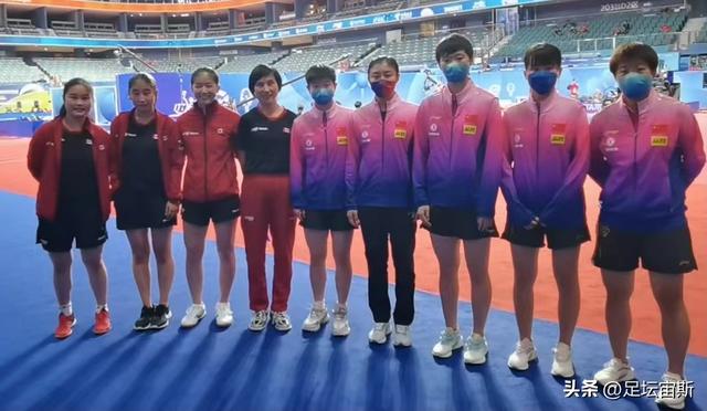加拿大队员追星国乒求合影，孙颖莎摘口罩又忙戴上，陈梦耐心签名休闲区蓝鸢梦想 - Www.slyday.coM
