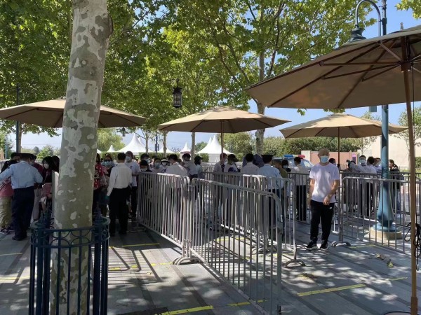 上海迪士尼迎来大客流，国庆期间或将创今年纪录，警方多措并举疏导休闲区蓝鸢梦想 - Www.slyday.coM