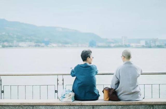 存钱和不存钱的人，过了70岁之后是不一样的人生休闲区蓝鸢梦想 - Www.slyday.coM