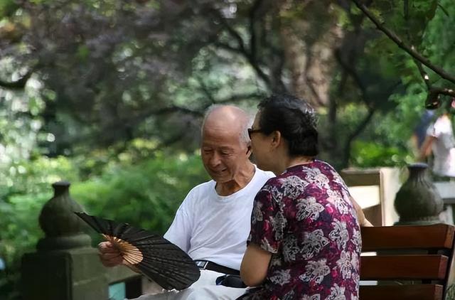 存钱和不存钱的人，过了70岁之后是不一样的人生休闲区蓝鸢梦想 - Www.slyday.coM