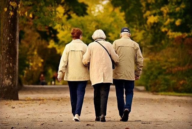 存钱和不存钱的人，过了70岁之后是不一样的人生休闲区蓝鸢梦想 - Www.slyday.coM