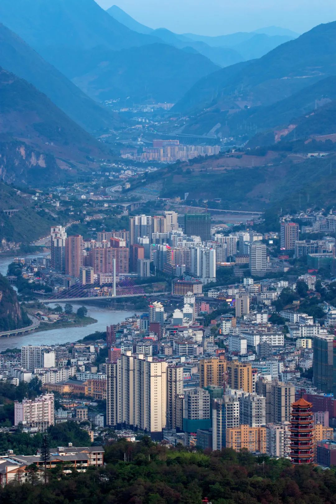 华春莹连发12组对比照，与云南有关的这组信息量很大！休闲区蓝鸢梦想 - Www.slyday.coM