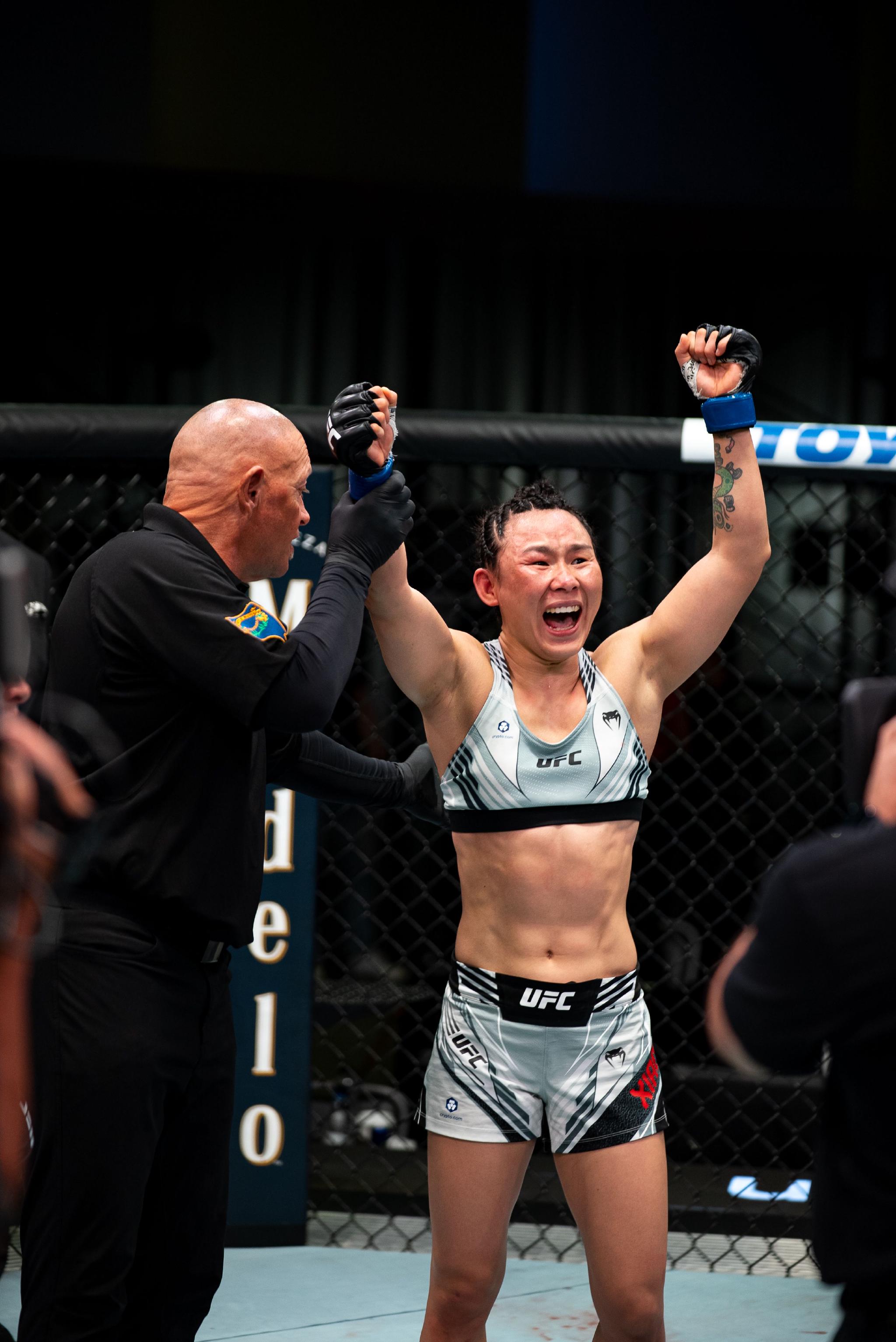 裁判宣布闫晓楠获胜.