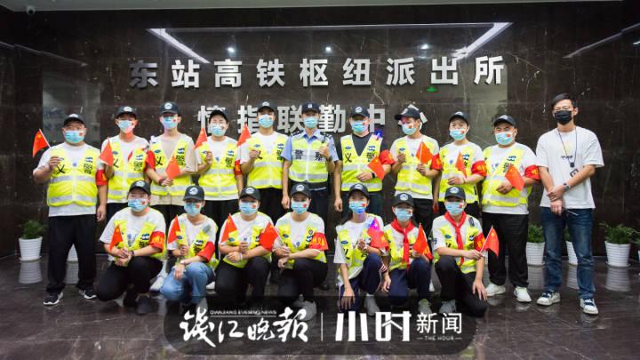 杭州东站迎来客流高峰，热心肠的东哥东姐又站到了第一线休闲区蓝鸢梦想 - Www.slyday.coM