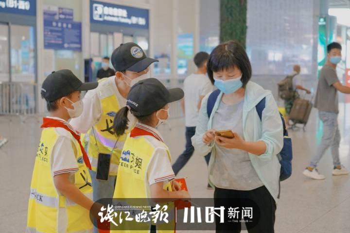 杭州东站迎来客流高峰，热心肠的东哥东姐又站到了第一线休闲区蓝鸢梦想 - Www.slyday.coM
