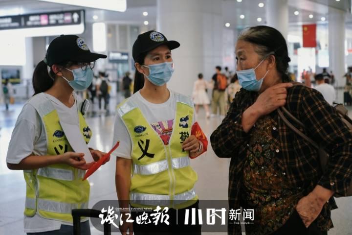 杭州东站迎来客流高峰，热心肠的东哥东姐又站到了第一线休闲区蓝鸢梦想 - Www.slyday.coM